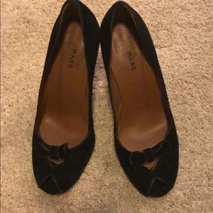Gently worn Marc Jacobs suede black leather pumps